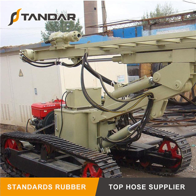 SAE100 R4 hydraulic rubber hose uesd on construction machinery in the construction site