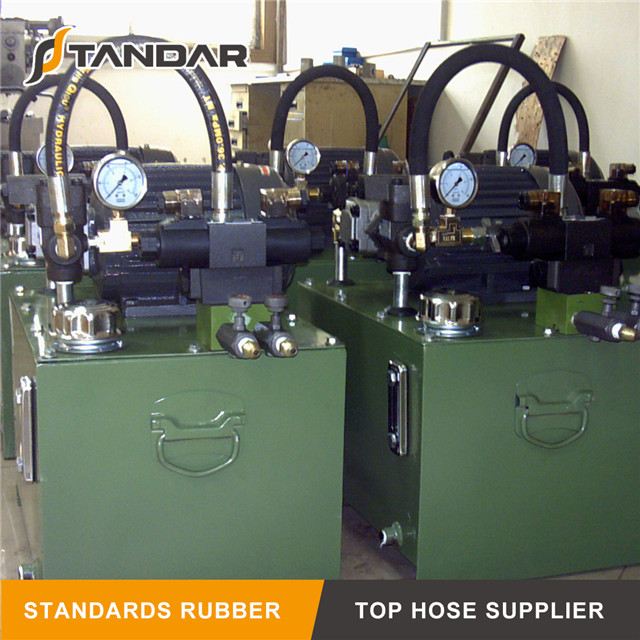 R2AT Hydraulic Rubber Hose used on Machine